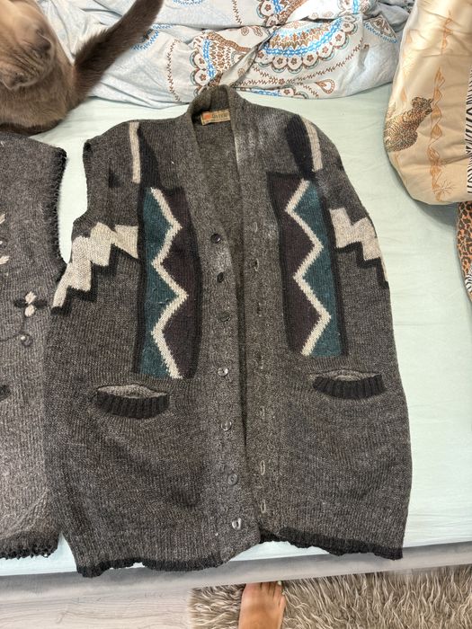 Желетки вязаннные 2 шт