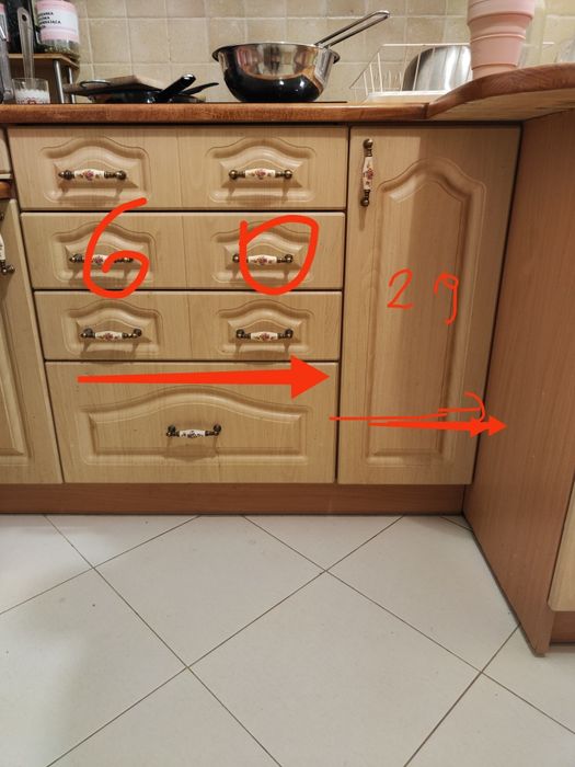 Kuchnia na wymiar z drewnianym blatem i okapem