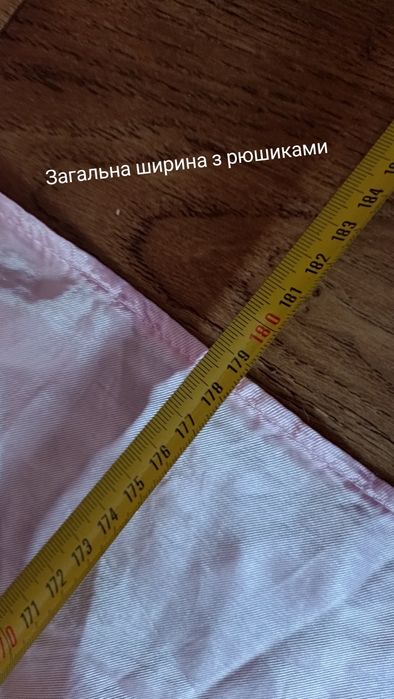 Атласне рожеве покривало на ліжко