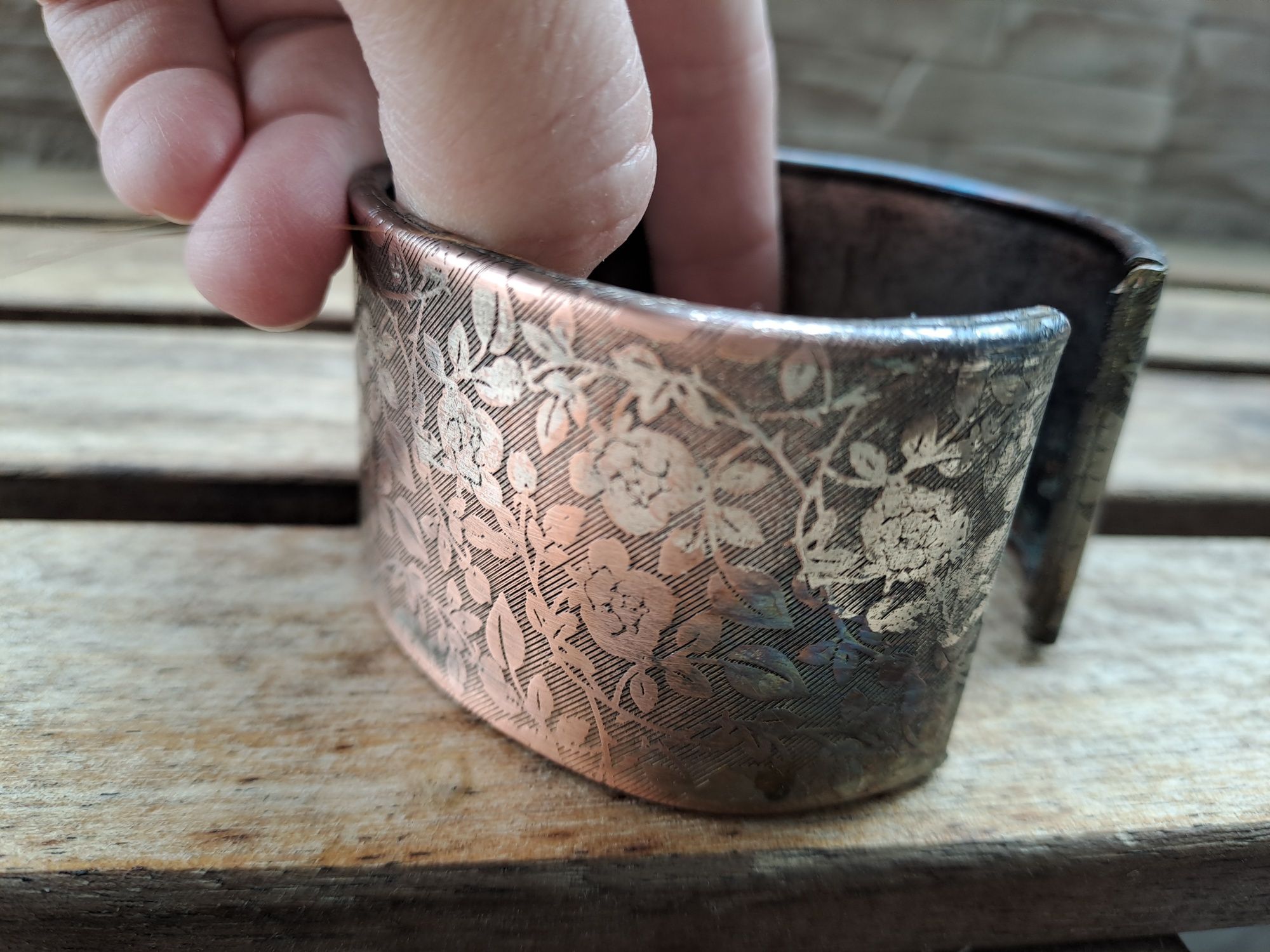 Metalowa bransoleta w kwiaty