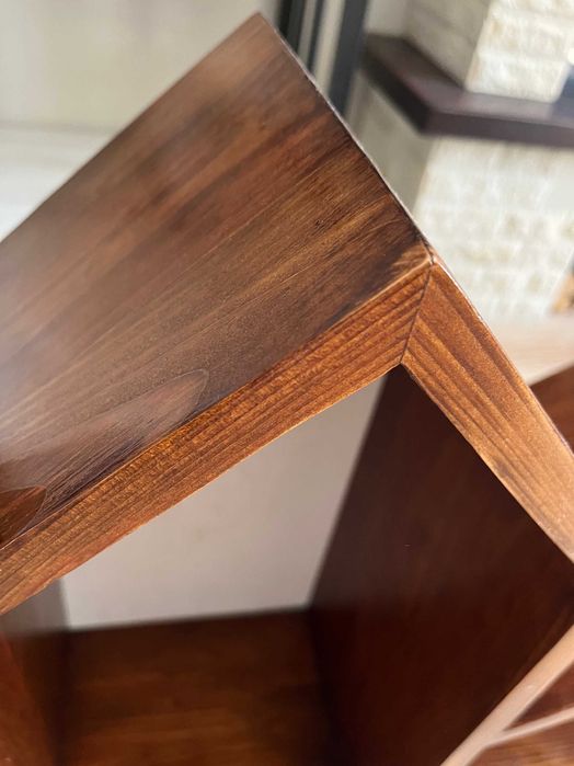 Дерев'яна поличка з горіху в дитячу кімнату