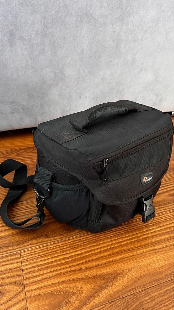 Apar Nikon D7100 z obiektywem i torbą Lowepro i akcesoriami