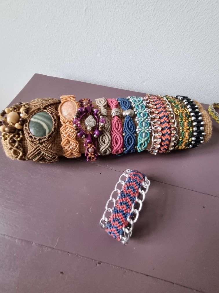 Brincos e pulseiras em macramé