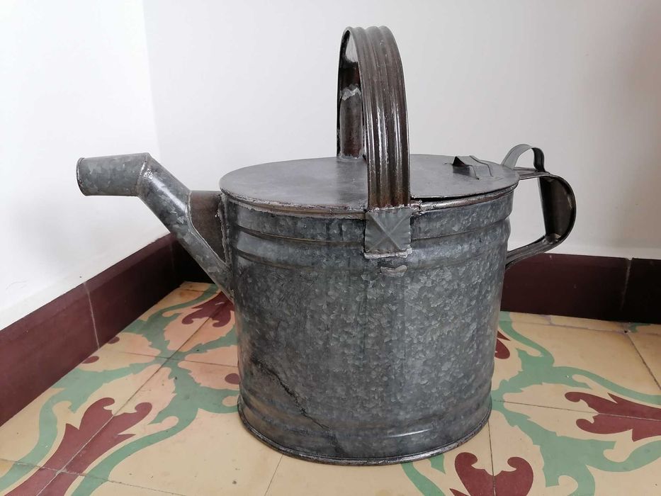 Regador antigo restaurado e reutilizável