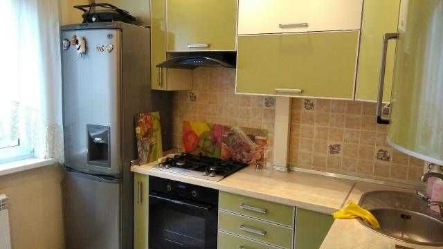 Продам 2 к.із.кв. поряд метро, вул.Гв.Широнінців. 28500 дол.