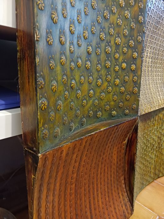 Quadro decorativo em metal  * Todo em relevo * Medidas - 78cm por 78cm