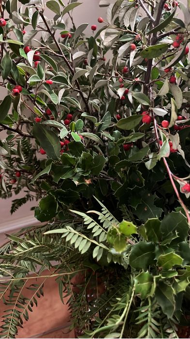 Faço arranjos com flores do campo com plantas de época.