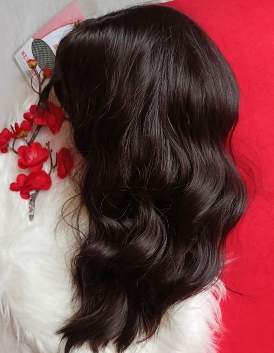 Peruka damska, brązowe włosy z grzywką. Produkt nowy