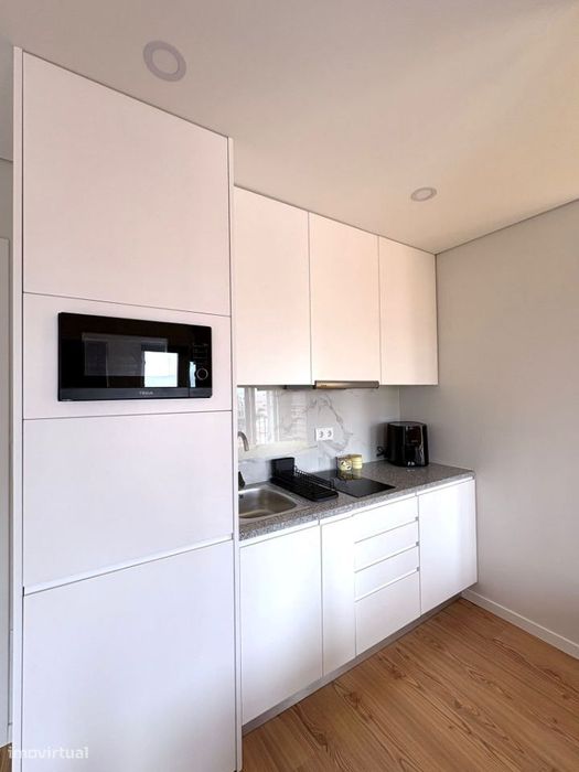 T0 Mobiliado e cozinha Equipada junto ao Clérigos-Porto