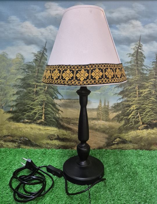Lampka nocna z metalową podstawą