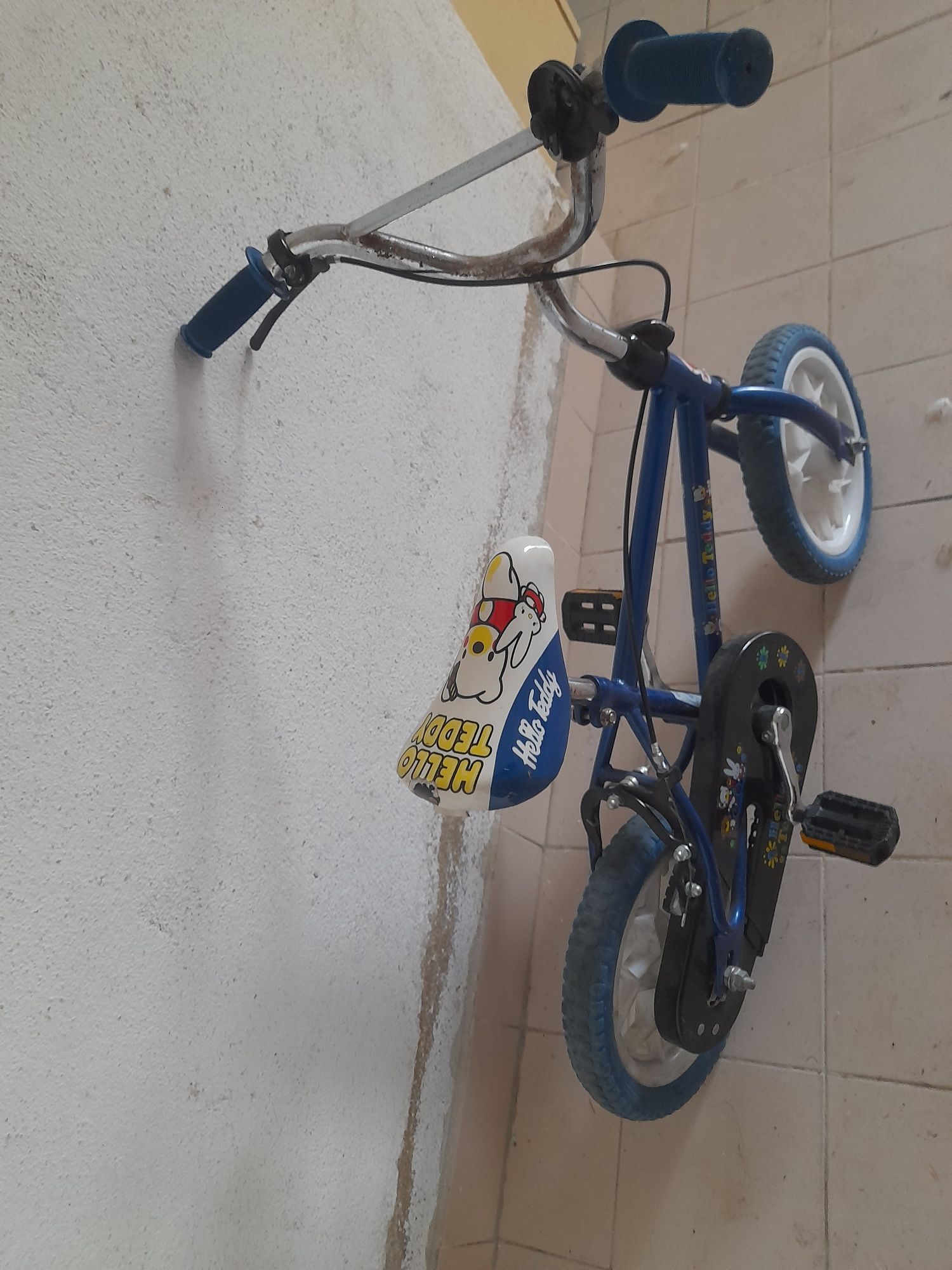 Bicicleta pequena usada,