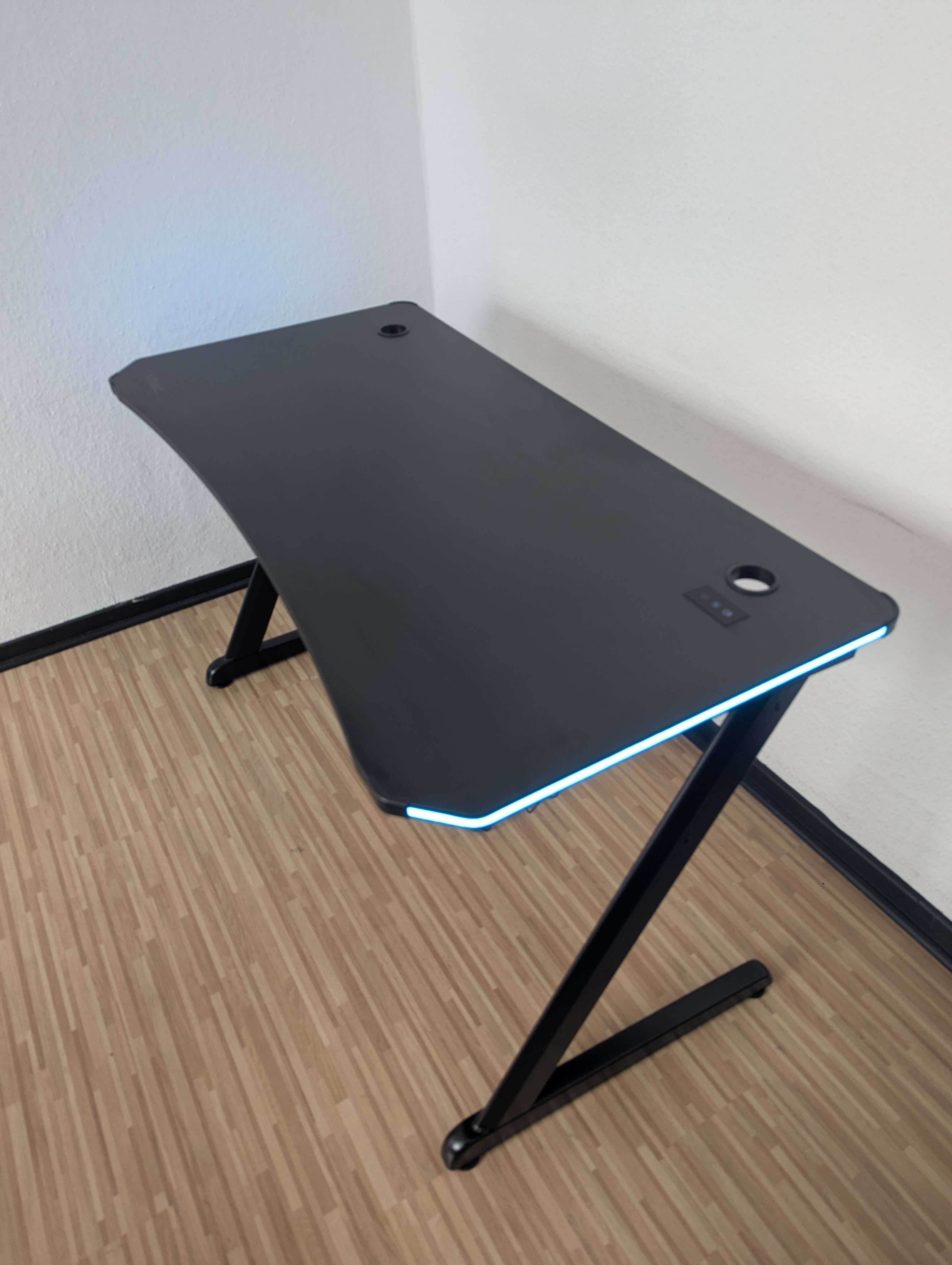 GXT 709 Luminus RGB Gaming Desk Black | White
