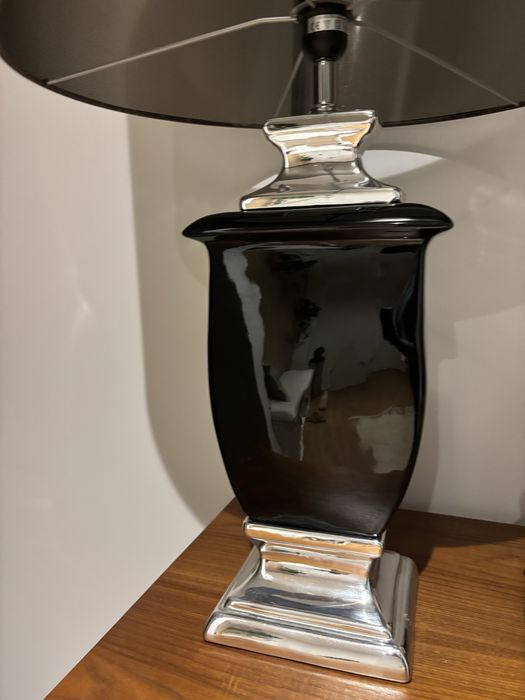 Candeeiro preto com abajur