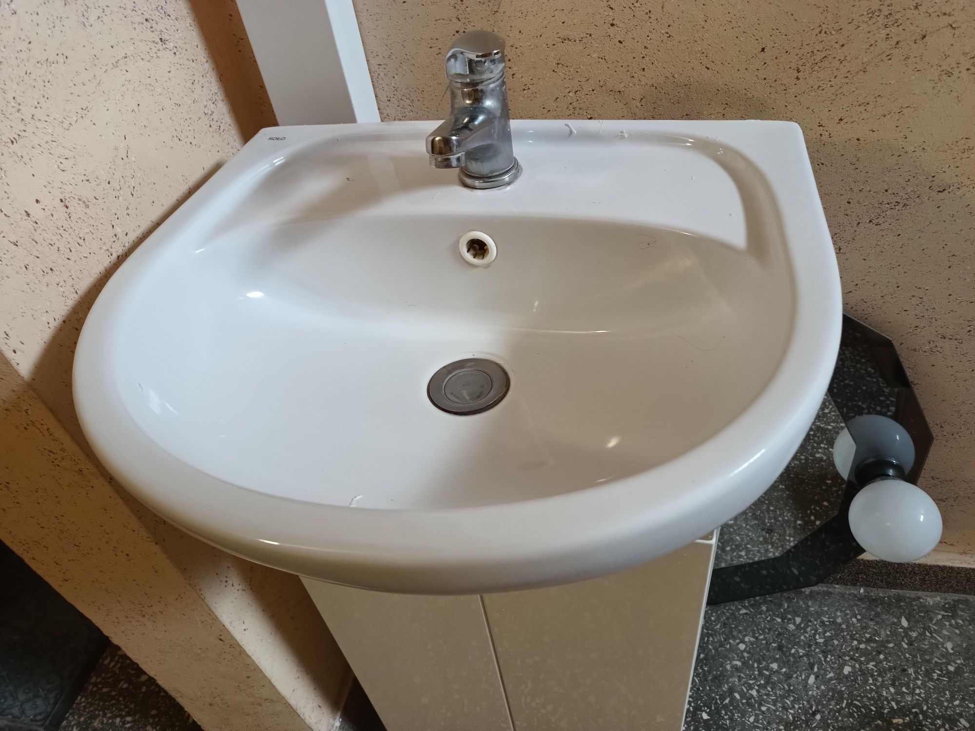 Szafka z umywalką do łazienki.