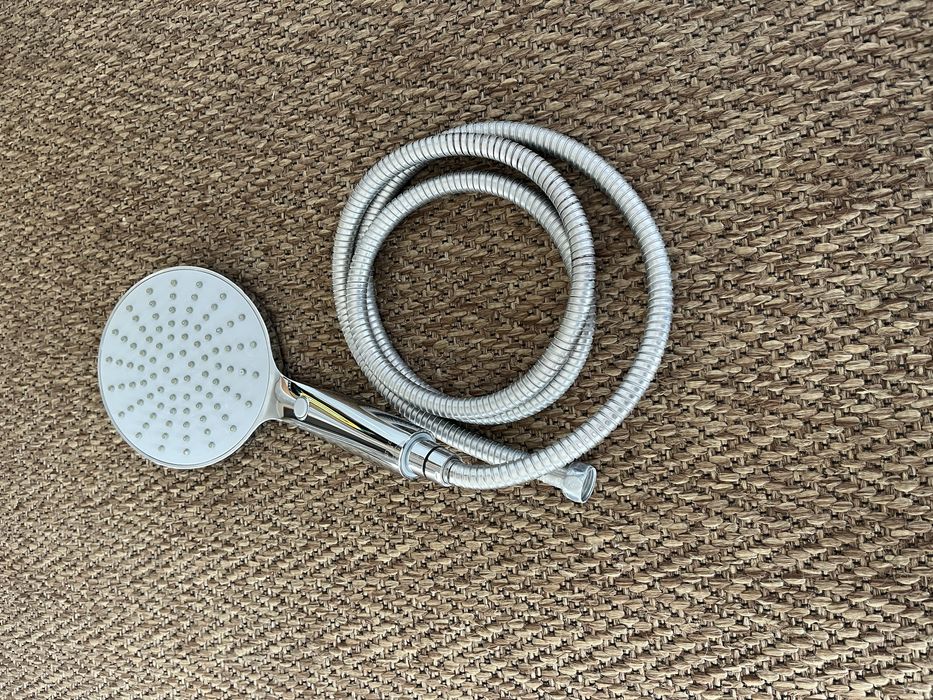 Chuveiro com pouco uso, esta em estado novo.