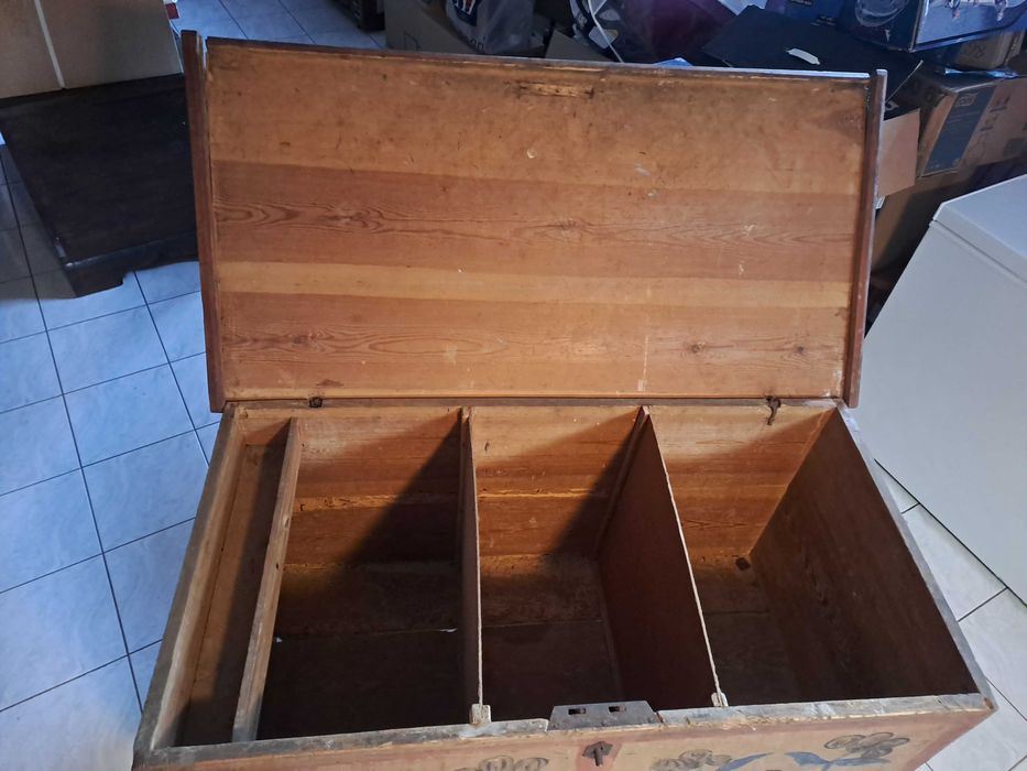 Stara skrzynia na kółkach