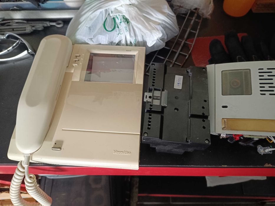 Vário equipamento eletrónico