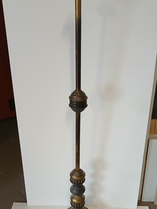 Wysoka lampa stojąca .