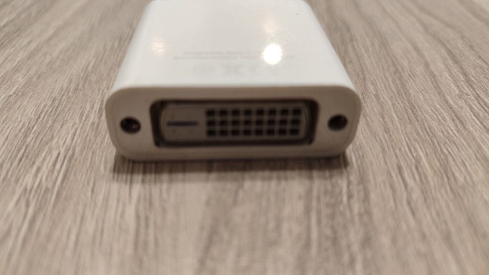 Адаптери: Displayport Apple,DVI, dislayport