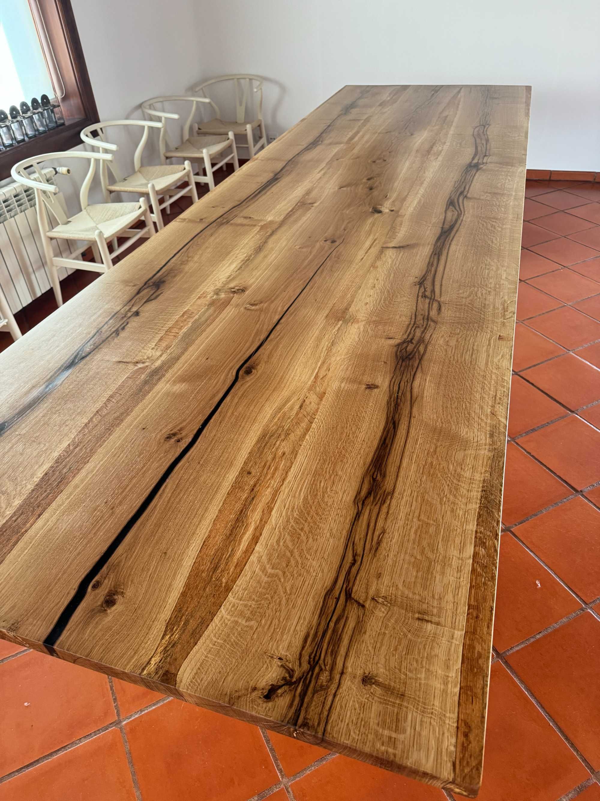 Mesa de jantar em madeira maciça, prateleiras, peças decorativas.