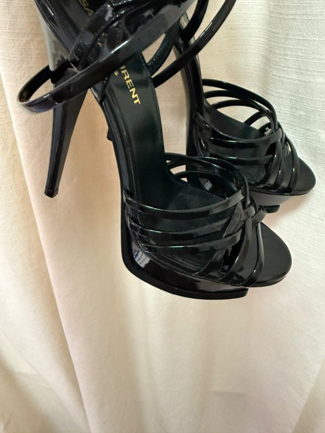 Saltos Yves Saint Laurent
