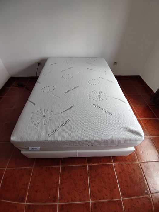 Cama com colchão articulado com comando remoto