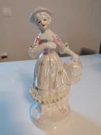 Porcelanowa figurka - kobieta z klatką