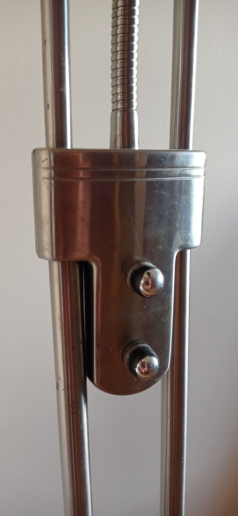Lampa spojąca podłogowa