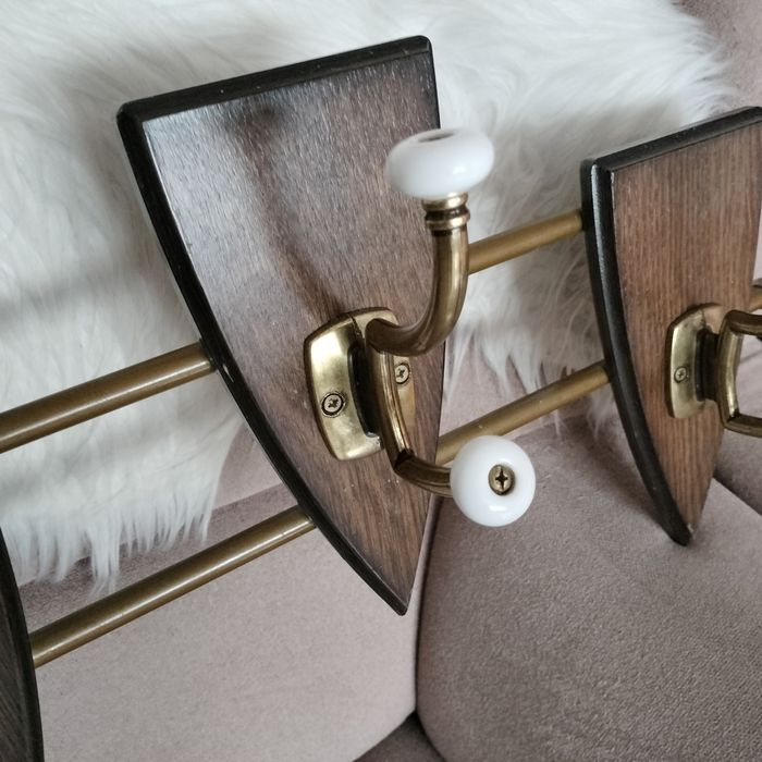 Drewniany wieszak z mosiężnnymi elementami