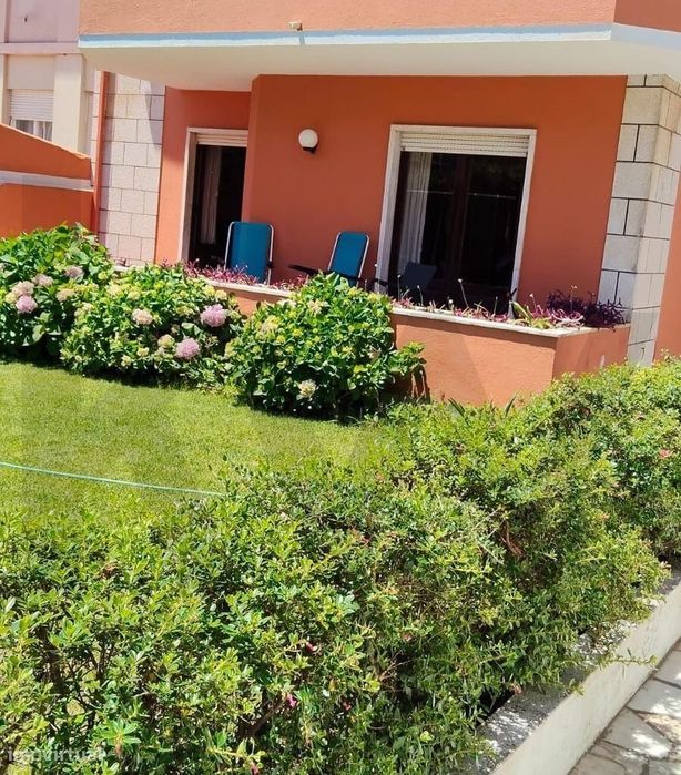 Moradia T4+1 com jardim e garagem para 3 carros na Av. de Sintra, Casc