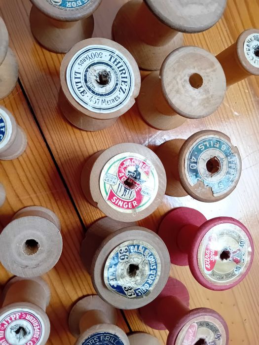 Lote de 22 carrinhos de linhas em madeira antigos