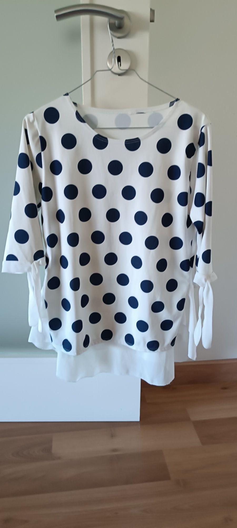 Blusa branca com bolinhas azuis T.S/M