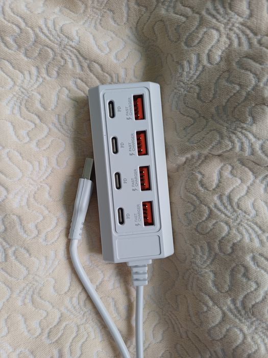 концентратор (хаб) USB з чотирма портами USB-C та чотирма портами USB-