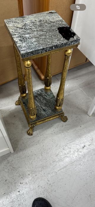 П'єдестал з мармуровою стільницею