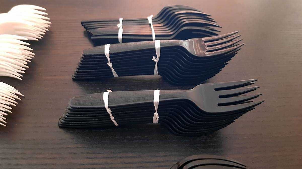 225 garfos pretos e brancos de plástico