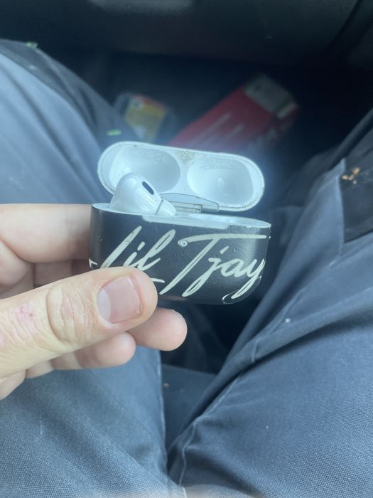 Orginalne Apple AirPods Pro 2 z naklejką Antiscratch Apple Care +