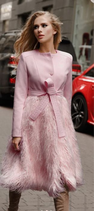 Designerski płaszcz S–M z ekologicznym futrem, różowy