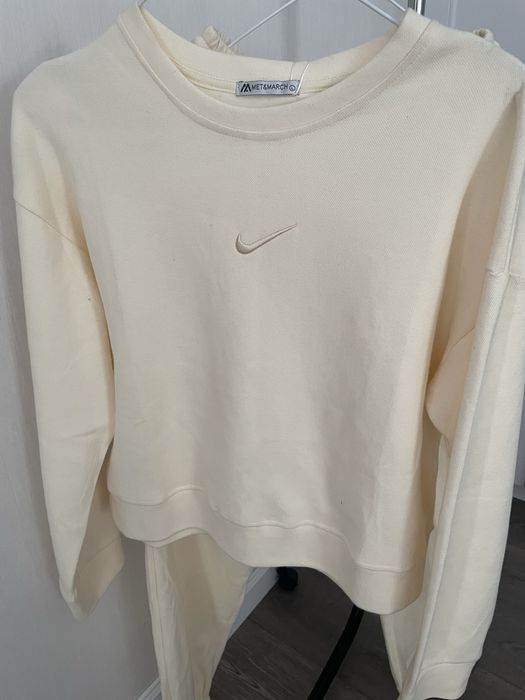 Костюм прогулянковий кольору масло з лакости