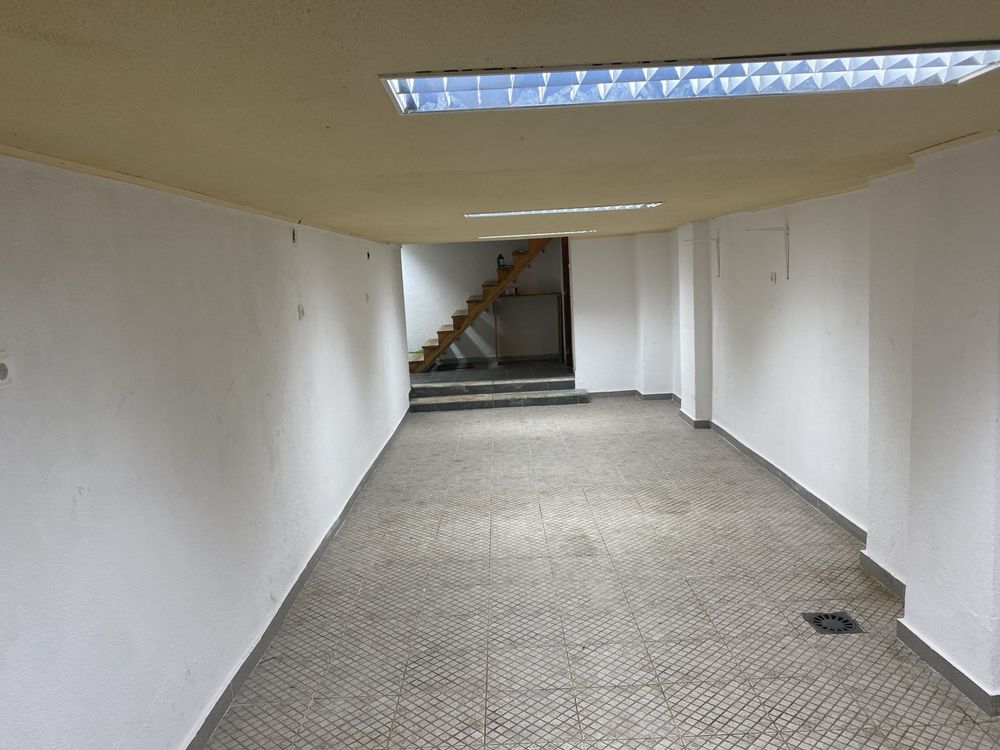Garagem 2 viaturas com casa de Banho e mezanino