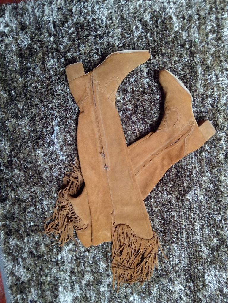 Botas de camurça com fecho
