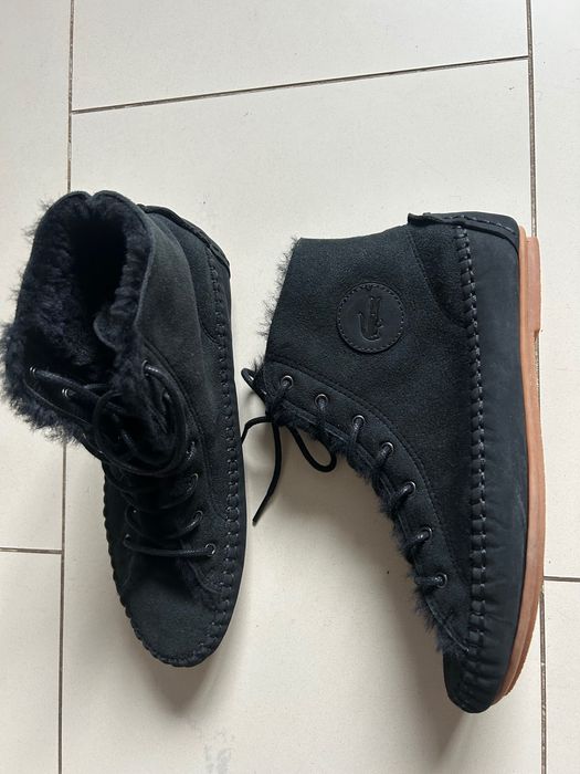 Жіночі замшові макасіни Lacoste.
