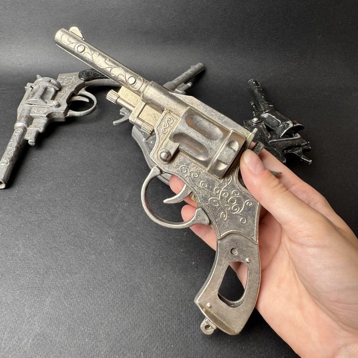 Вінтажні іграшкові алюмінієві револьвери СССР