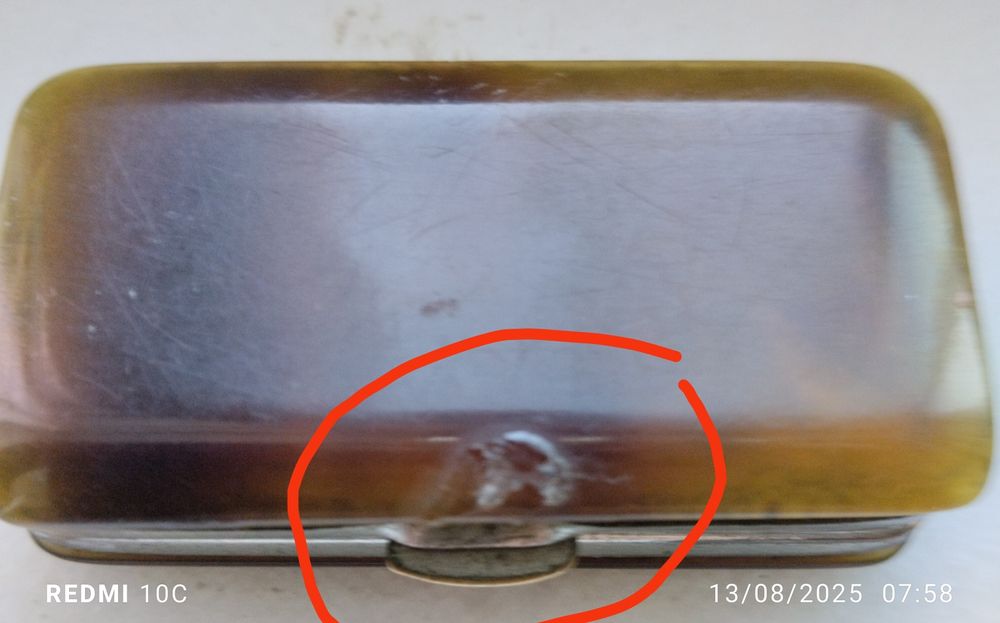 Caixa antiga para comprimidos feita em África