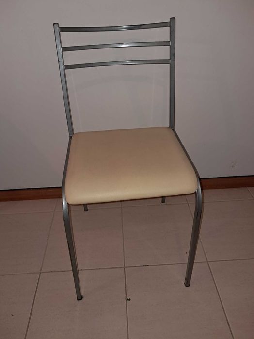 Vendo 4 cadeiras de mesa de jantar