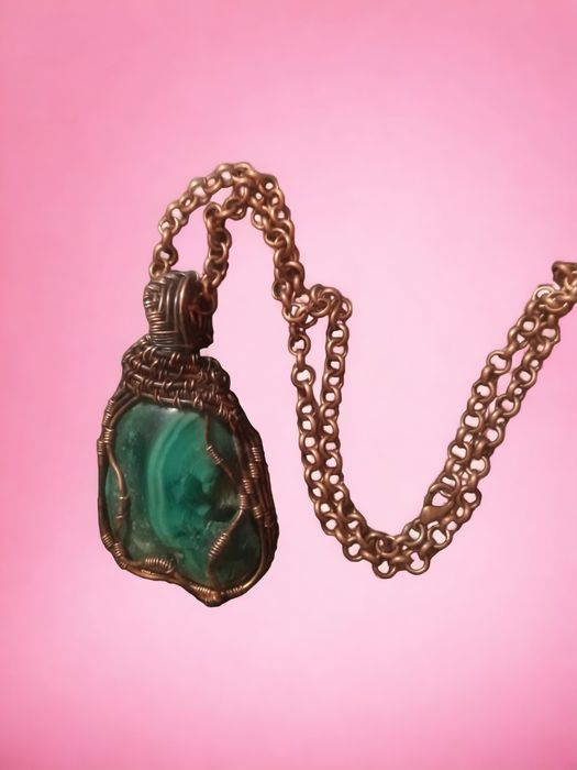 Niepowtarzalny duży wisiorek na łańcuszku  z malachitu i miedzi