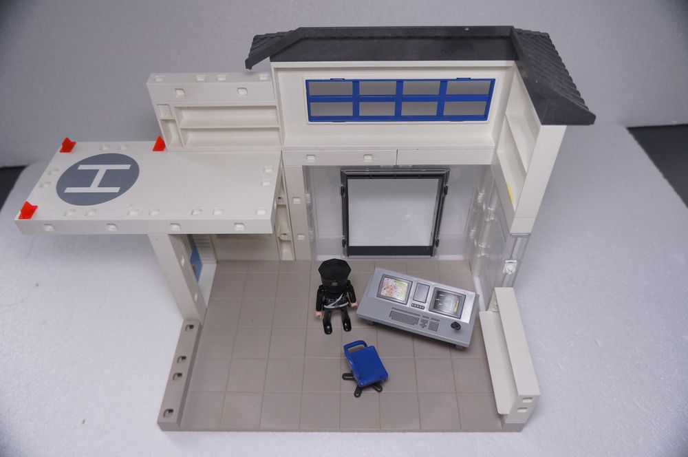 Playmobile 922 Komisariat policji z lotniskiem na Helikopter Playmobil