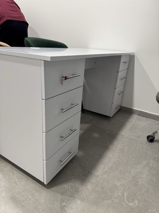 Манікюрний зручний стіл