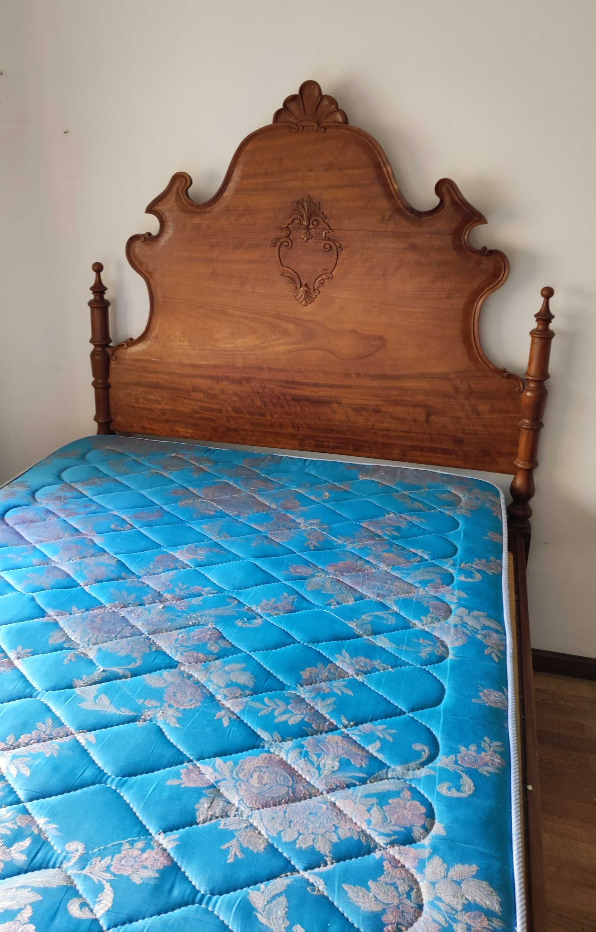 Cama casal antiga