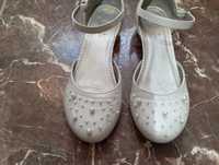 Białe buty dziewczęce