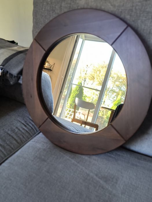 Okrągłe lustro w drewnianej ramie